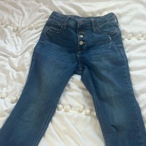 Jeans Old Navy they are super skinny high resistant. They are in good condition.
